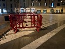 Le transenne posizionate nel 2024 intorno alle lastre sollevate Le transenne posizionate nel 2024 intorno alle lastre sollevate