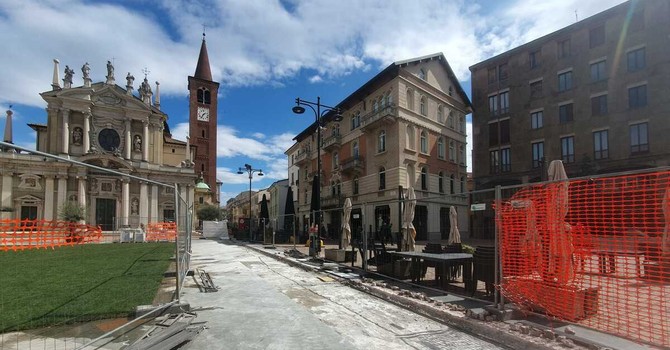 Transenne in piazza San Giovanni a Busto. Parte il restyling della pavimentazione del centro