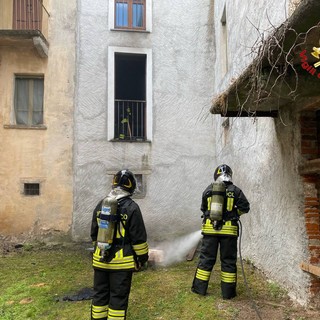 Appartamento in fiamme a Castello Cabiaglio: un ferito