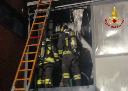 Solbiate Arno, brucia macchinario in ditta: vigili del fuoco in azione. Soccorse sette persone