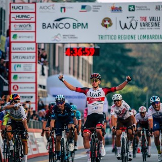 Tadej Pogacar esulta alla Tre Valli Varesine 2022