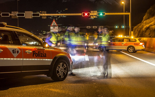 Folle fuga in Canton Ticino, auto in contromano sull’A2: inseguimento e schianto in galleria, feriti due agenti Folle fuga in Canton Ticino, auto in contromano sull’A2: inseguimento e schianto in galleria, feriti due agenti