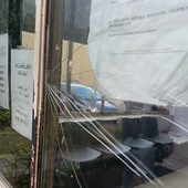 Pietre contro le vetrate e minacce ai Servizi sociali di Busto. Il sindacato Adl: «Si intervenga»