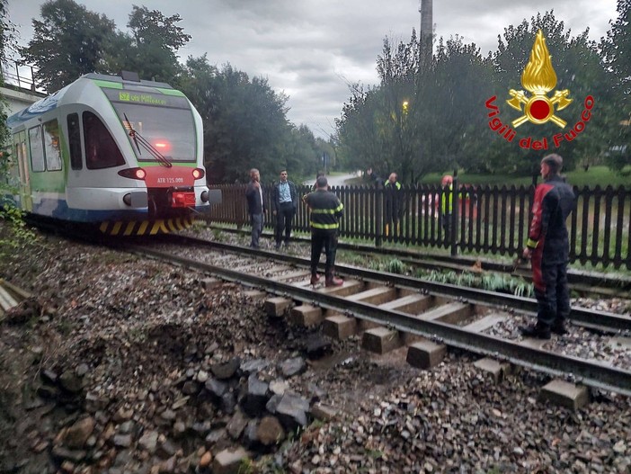 Maltempo, nel Lecchese treno fermato a pochi metri da una voragine