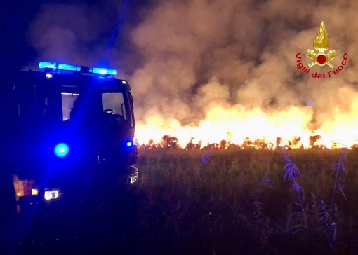 Maxi incendio a Caronno Pertusella: cento rotoballe di fieno in fiamme. Vigili del fuoco a protezione di case e ferrovia