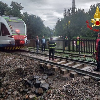 Maltempo, nel Lecchese treno fermato a pochi metri da una voragine