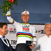 Tadej Pogacar sul podio; alla sua sinistra Renzo Oldani Tadej Pogacar sul podio; alla sua sinistra Renzo Oldani