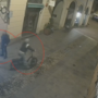 Le immagini riprese dalle telecamere di videosorveglianza in centro a Varese