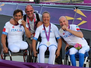 L’argento del Team Relay dell’Italia a Londra 2012 con Bof tra Alex Zanardi, Francesca Fenocchio e Vittoria Podestà