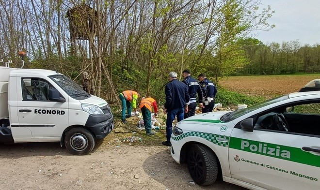 Getta rifiuti a bordo strada a Cassano Magnago: individuato, sanzionato, obbligato alla rimozione