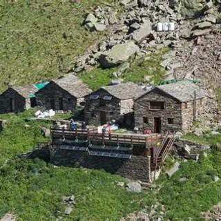 Sulla cresta del Tagliaferro, il Rifugio Ferioli del Cai di Olgiate Olona parla sempre più lingue