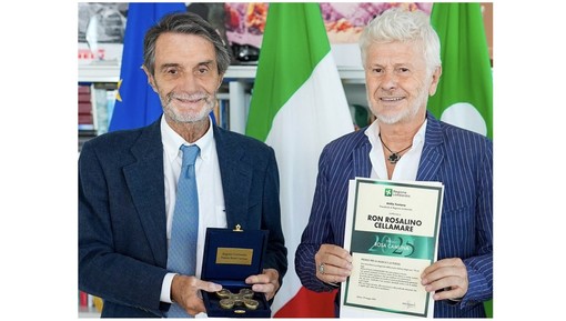 Il presidente Fontana consegna la Rosa Camuna a Ron: note e poesia, per un mix che ha segnato la nostra musica