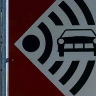 Il limite è cinquanta, ma lui sfreccia a 110. Automobilista italiano nei guai in Canton Ticino