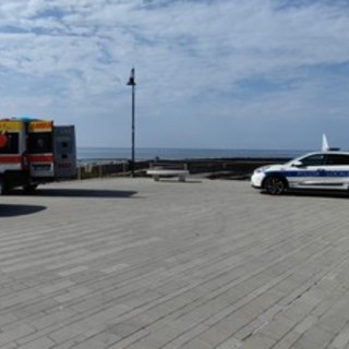 Tragedia in Liguria, accusa un malore in spiaggia: morto un turista di Castellanza