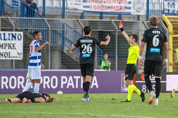 Il rosso sventolato in faccia a Giudici dall'arbitro Iannello (foto Galbiati)