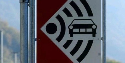 Il limite è cinquanta, ma lui sfreccia a 110. Automobilista italiano nei guai in Canton Ticino