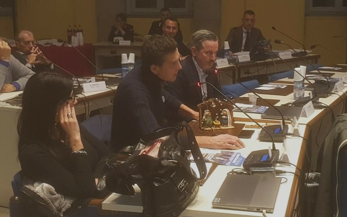 Busto, Rogora porta in Consiglio il presepe: «Non dobbiamo vergognarci delle nostre radici» Busto, Rogora porta in Consiglio il presepe: «Non dobbiamo vergognarci delle nostre radici»