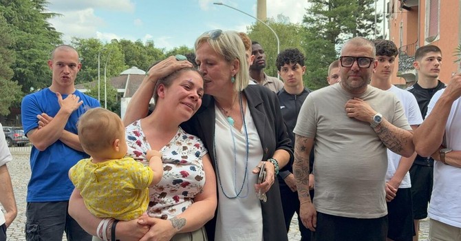L'abbraccio di Paola Reguzzoni e mamma Miriam alla presentazione dell'evento - foto per cortesia del Comune