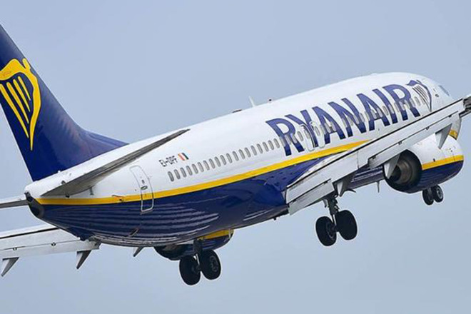 Ryanair: 2,5 euro di premio al personale che scopre passeggeri con bagagli fuori misura