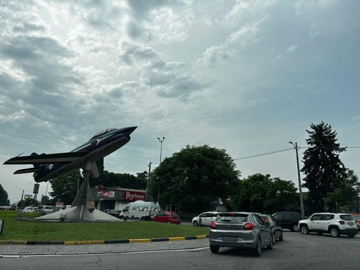 Lavori in corso per la rotonda: auto in coda a Gallarate