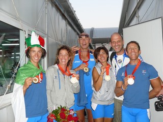 Il quattro con di Luca Agoletto (Aniene Roma), Paola Protopapa (Aniene Roma) Daniele Signore (Flora Cremona) e Graziana Saccocci (Canottieri Gavirate) timonato da Alessandro Franzetti (Canottieri Gavirate). Equipaggio creato solo 5 anni prima a Gavirate e diretto dall’immensa CT Paola Grizzetti (Canottieri Gavirate)