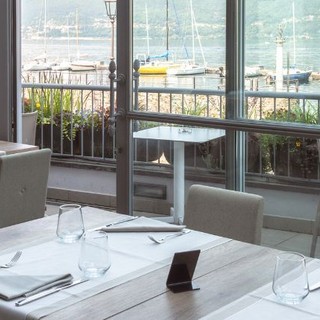 &quot;Ricominciamo a parlarci&quot;: ristorante di Porto Valtravaglia regala l'aperitivo a chi cena senza cellulare