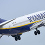 Ryanair: 2,5 euro di premio al personale che scopre passeggeri con bagagli fuori misura