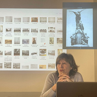 Luciana Ruffinelli con l'immagine del monumento ai caduti demolito nel '42