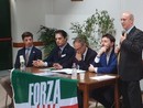 Alberto Riva (in piedi) durante il congresso di Forza Italia