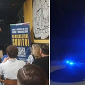 Remigrazione, una Comunità Giovanile gremita applaude ironicamente la sinistra. Protesta degli antifascisti