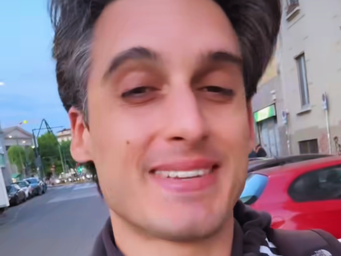 Alberto Ravagnani nel reel su Instagram in cui annuncia la nuova data a Busto del suo tour