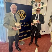 A destra l'autore, Lorenzo Piccione; a sinistra il presidente del club Franco De Bernardi A destra l'autore, Lorenzo Piccione; a sinistra il presidente del club Franco De Bernardi