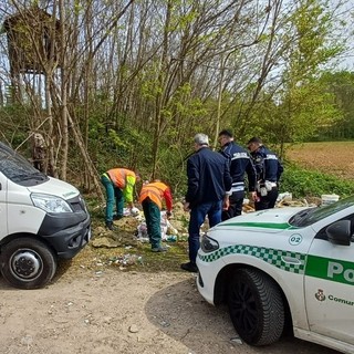 Getta rifiuti a bordo strada a Cassano Magnago: individuato, sanzionato, obbligato alla rimozione Getta rifiuti a bordo strada a Cassano Magnago: individuato, sanzionato, obbligato alla rimozione