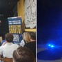 Remigrazione, una Comunità Giovanile gremita applaude ironicamente la sinistra. Protesta degli antifascisti