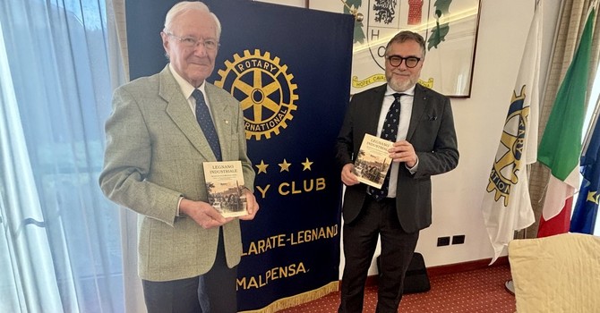 A destra l'autore, Lorenzo Piccione; a sinistra il presidente del club Franco De Bernardi A destra l'autore, Lorenzo Piccione; a sinistra il presidente del club Franco De Bernardi