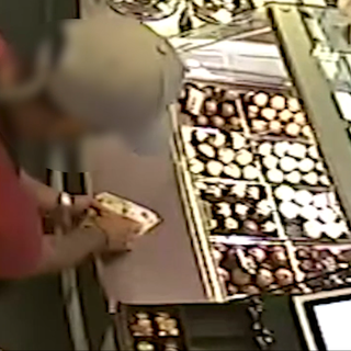 VIDEO. Rapina una gelateria a Cassano Magnago armato di pistola, arrestato dai Carabinieri