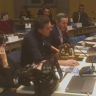Busto, Rogora porta in Consiglio il presepe: «Non dobbiamo vergognarci delle nostre radici»