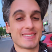 Alberto Ravagnani nel reel su Instagram in cui annuncia la nuova data a Busto del suo tour