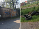A sinistra, via Baraggioli dopo le pulizie. A destra, gli pneumatici abbandonati a Beata Giuliana A sinistra, via Baraggioli dopo le pulizie. A destra, gli pneumatici abbandonati a Beata Giuliana