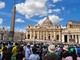 La messa in suffragio del papa di domenica mattina. Sotto, la celebrazione di venerdì con il Decanato di Busto