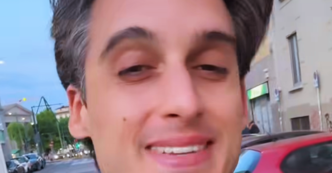 Alberto Ravagnani nel reel su Instagram in cui annuncia la nuova data a Busto del suo tour