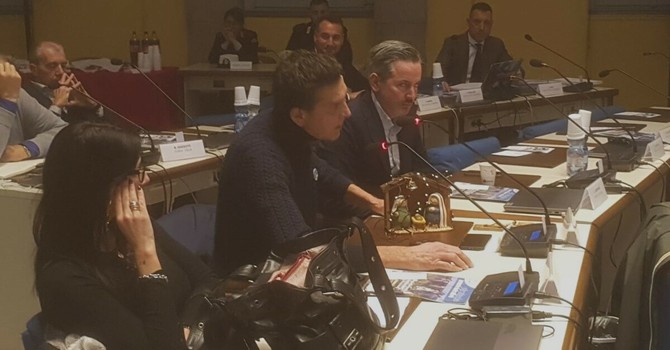 Busto, Rogora porta in Consiglio il presepe: «Non dobbiamo vergognarci delle nostre radici» Busto, Rogora porta in Consiglio il presepe: «Non dobbiamo vergognarci delle nostre radici»