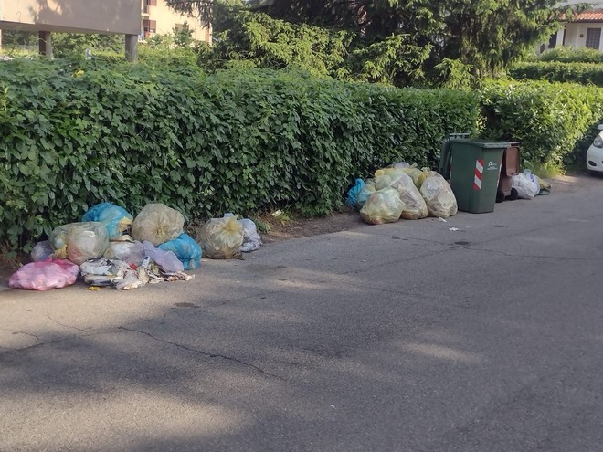 Via Lamarmora e la guerra dei rifiuti: «Qui ci vogliono le telecamere»