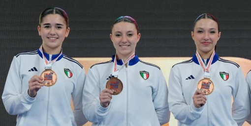 La nazionale femminile italiana: al centro l'atleta solbiatese. Foto dalla pagina di Roberta Dominici - Skorpion Karate