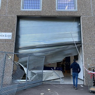 La spaccata della banda di professionisti in via Caboto a Fagnano. Sotto, le strade ancora bloccate dai furgoni
