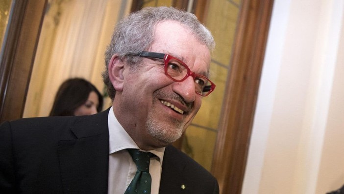 Roberto Maroni (sotto, insieme a Stefano Bruno Galli)
