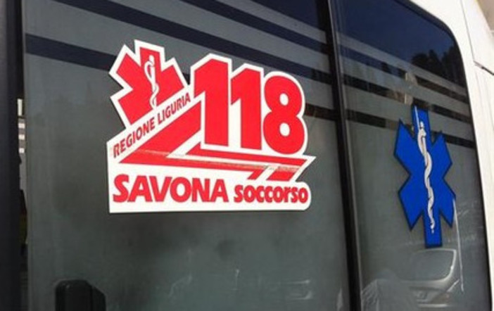 Sedicenne di Varese precipita da un balcone e muore: tragedia in Liguria