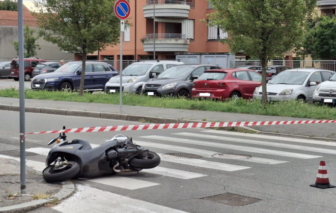 FOTO. Busto: 15enne in scooter centrata da un’auto in uscita dallo stop