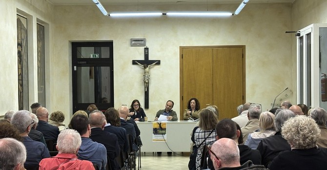 VIDEO. C'è una politica che fa l'en plein: tutti in parrocchia ad ascoltare Maffioli e Verga