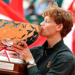 Jannik Sinner bacia il trofeo in argento del Masters 1000 di Montecarlo (foto Afp)